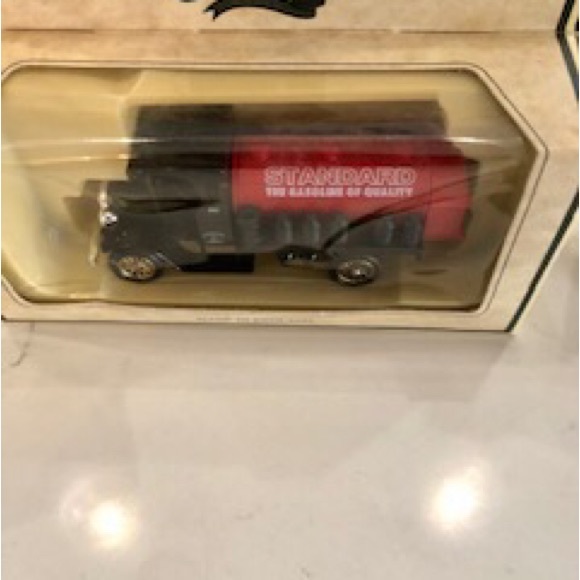 NWT Vintage 8 CHEVRON DIE CAST TRUCKS MADE IN ENGLAND BY LLEDO Models - Picture 9 of 11